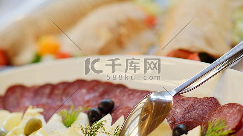 在购买散装蜜饯果干时，可以通过以下方法辨别品质：