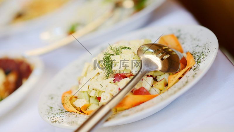 小食品代加工：揭秘其背后的行业秘密与适合人群**